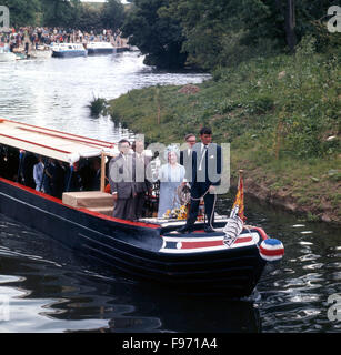 La tomaia Avon canal è stato riaperto ufficialmente da Sua Maestà la Regina Elisabetta Regina Madre il 1 giugno 1974. Con lei sono Robert Aickman, David Hutchings e cricchetto Grundy. Foto Stock