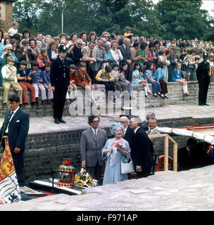 La tomaia Avon canal è stato riaperto ufficialmente da Sua Maestà la Regina Elisabetta Regina Madre il 1 giugno 1974. Con lei sono Robert Aickman, John Betjeman, David Hutchings e cricchetto Grundy. Foto Stock