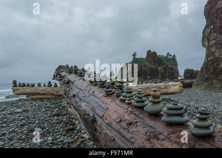 Pile di rocce poste su registri al Ruby Beach Penisola Olimpica lavare USA Foto Stock