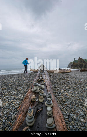 Pile di rocce poste su registri al Ruby Beach Penisola Olimpica lavare USA Foto Stock