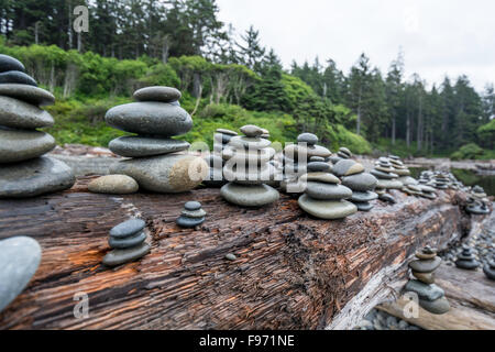 Pile di rocce poste su registri al Ruby Beach Penisola Olimpica lavare USA Foto Stock