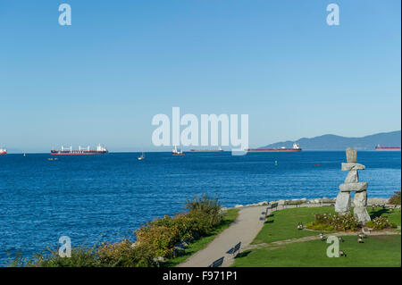 La English Bay Inukshuk è una popolare attrazione turistica. Situato vicino alla popolare Vancouver Seawall, Vancouver Pezzo di arte ed era il Foto Stock