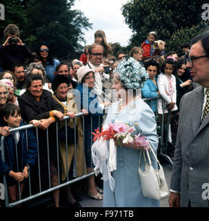 Sua Maestà la Regina Elisabetta Regina Madre a parlare con la gente locale sul suo royal visita a Stratford-upon-Avon il 1 giugno 1974. Foto Stock