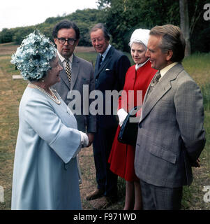 La tomaia Avon canal è stato riaperto ufficialmente da Sua Maestà la Regina Elisabetta Regina Madre il 1 giugno 1974. Con lei sono Robert Aickman (sinistra) e David Hutchings (a destra). Foto Stock