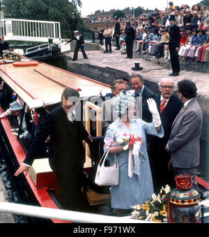 La tomaia Avon canal è stato riaperto ufficialmente da Sua Maestà la Regina Elisabetta Regina Madre il 1 giugno 1974. Con lei sono Robert Aickman, David Hutchings, Sir John Betjeman e cricchetto Grundy. Foto Stock