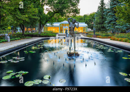 Lily Pond in Leo Mol Sculpture Garden, Assiniboine Park, Winnipeg, Manitoba, Canada. Foto Stock