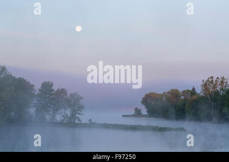 Impostazione di luna su foggy Simon Lago, Naughton, città di maggiore Sudbury, Ontario, Canada Foto Stock