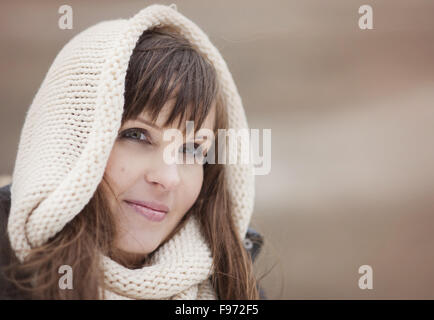 Ritratto di donna con cappa su nel paese di autunno Foto Stock