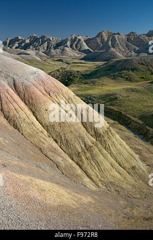 Geologico formazioni di roccia lungo Norbeck Pass, Parco nazionale Badlands, SD, STATI UNITI D'AMERICA. Mostra di deposizione e di erosione, rocce sedimentarie Foto Stock