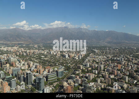 Vista panoramica della cittã dalla Gran Torre Santiago in Santiago de Chile. Foto Stock