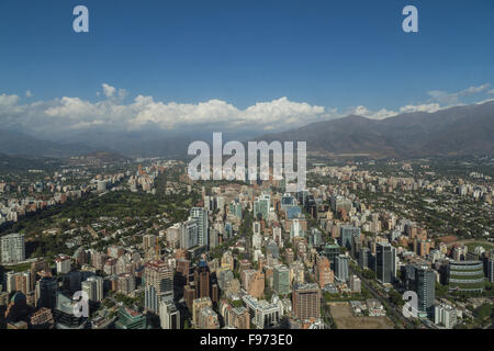 Vista panoramica della cittã dalla Gran Torre Santiago in Santiago de Chile. Foto Stock