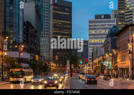 Portage Avenue di notte, downtown Winnipeg, Manitoba, Canada Foto Stock