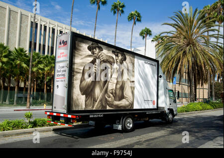 Un Charles Wllbert pittura bianca appare su un tabellone mobile guidando lungo il Wilshire Blvd. nei pressi del Los Angeles County Museum of Art durante l'arte ovunque evento in Los Angeles, CA. Foto Stock