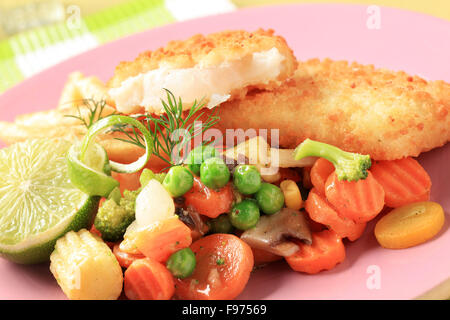 Panate i filetti di pesce con verdure miste e patatine fritte Foto Stock