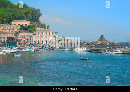 Sicilia Villaggio Costa, vista l'appartato borgo di Santa Maria La Scala, vicino a Acireale in provincia di Catania, in Sicilia. Foto Stock