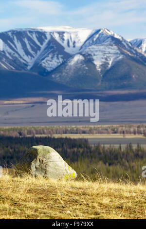 Vista sulla valle di Kurai e Nord Chuiskiy Ridge in montagne di Altai, Russia Foto Stock