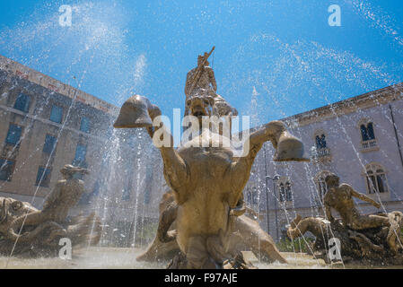 Fontana di Artemide Siracusa, particolare della Fontana di Artemide nella storica Piazza Archimede di Ortigia, Siracusa, Sicilia. Foto Stock