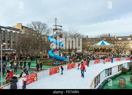 Mercatini di Natale in St Andrews Square Edimburgo Scozia 2015 mostra una pista per pattinaggio su ghiaccio albero di Natale la diapositiva e la giostra Foto Stock