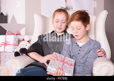 Due dai capelli rossi i bambini cercano il loro dono Foto Stock