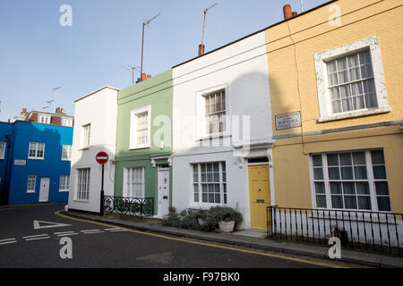 Riga attraente di colorate case a schiera su Burnstall Street, Off Kings Road, a Chelsea, Londra, Inghilterra, Regno Unito Foto Stock