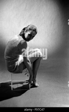 Il modello Das Ann Helene Trillery bei einem Fotoshooting, Deutschland 1970. Il modello di Ann Helene Trillery durante una ripresa fotografica, Germania 1970. Foto Stock