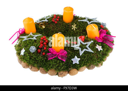 Natale corona di Avvento con candele su sfondo bianco Foto Stock