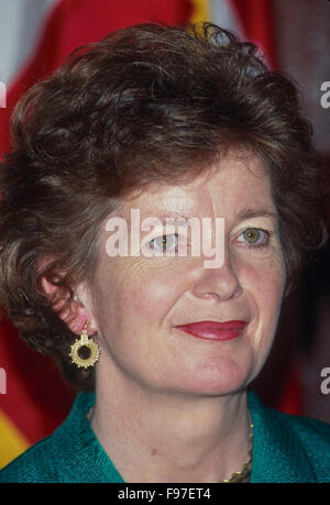 Washington, DC, Stati Uniti d'America. 14 giugno 1996 il presidente dell'Irlanda Mary Robinson parlando durante la mattina 'Newsmakers' presso il National Press Club di Washington DC. Maria Teresa Winifred Robinson ha servito come il settimo e prima femmina, Presidente dell'Irlanda dal 1990 al 1997, e l'Alto Commissario delle Nazioni Unite per i diritti umani, dal 1997 al 2002. Credito: Mark Reinstein Foto Stock