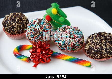 Stagionale festa di Natale mini dessert su piastra Foto Stock