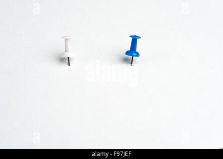 2 pin colorati su sfondo bianco Foto Stock