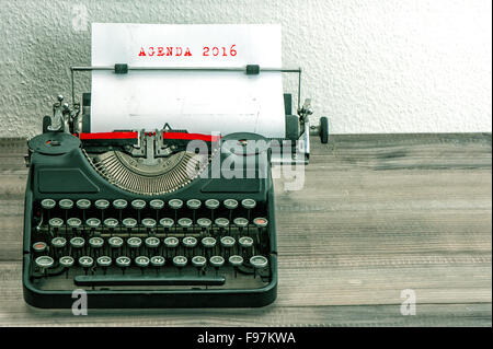 Nastri inchiostratori per macchine da scrivere con carta bianca pagina sulla scrivania in legno. Il concetto di business. Testo di esempio di Agenda 2016. in stile vintage foto Foto Stock