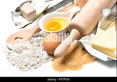 Sfondo di cibo. La cottura ingredienti uova, farina, zucchero, burro, lievito Foto Stock