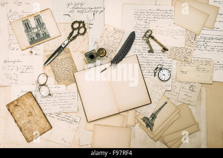 Accessori antichi, Parigi cartoline vecchie lettere e vintage strumenti di scrittura. Nostalgico sentimentale sullo sfondo della carta Foto Stock