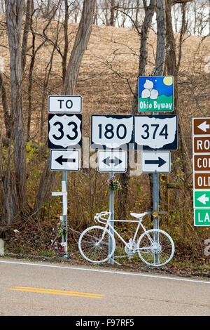 Rockbridge, Ohio - un cosiddetto Ghost Bike segna il punto in cui un ciclista è stato ucciso. Foto Stock