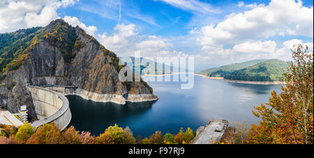 Diga di Vidraru, Romania. Autunno scenario del Lago Vidraru e diga nei Carpazi, cresta di Fagaras. Foto Stock