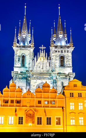 Praga, Repubblica Ceca. Uno di Stare Mesto simboli, la Chiesa di Nostra Signora di Tyn, con facciata gotica e 80 metri torri, Boemia Foto Stock