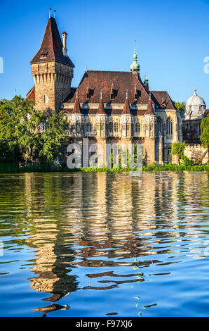 Budapest, Hungary. Scenery with water reflection of Vajdahunyad Castle in magyar capital. Foto Stock