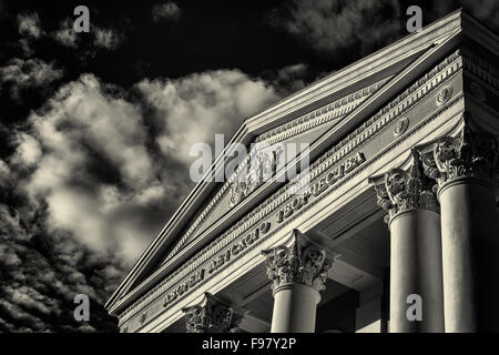 Immagine in bianco e nero dell'edificio architettonico denominato "pionieri" del palazzo costruito nel 1953 a Ufa in Russia, che ora functio Foto Stock