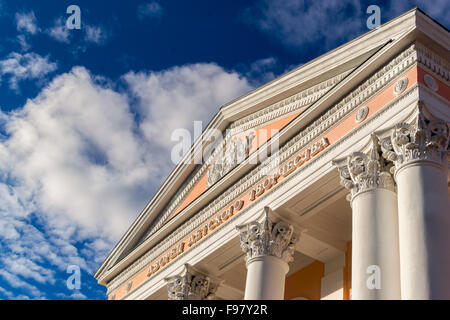 Immagine a colori dell'edificio architettonico denominato "pionieri" del palazzo costruito nel 1953 a Ufa in Russia, che ora funziona come un ONU Foto Stock