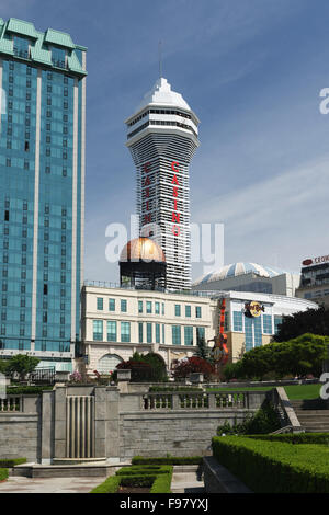 Oakes Garden Theatre con Sheraton On The Falls Hotel e Casino Niagara e Hard Rock Cafe. Clifton Hill, Niagara Falls, Ontari Foto Stock