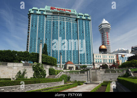 Oakes Garden Theatre con Sheraton On The Falls Hotel e Casino Niagara e Hard Rock Cafe. Clifton Hill, Niagara Falls, Ontari Foto Stock