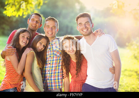 Gruppo di giovani si divertono nel parco Foto Stock