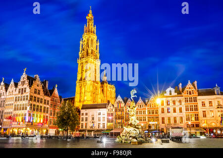 Anversa, Belgio. Scena notturna nel centro cittadino di Anversa, Belgio lungo la famosa via Meir e la solitaria torre della cattedrale Foto Stock