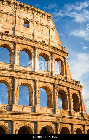 Roma, Italia. Tramonto con il Colosseo, coloseo. Colosseo rovine dell antico anfiteatro più grande impero romano. Foto Stock