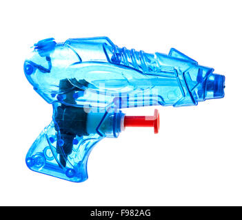 Plastica blu pistola acqua isolate su uno sfondo bianco Foto Stock