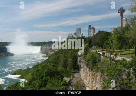 Cascate Canadesi. Cascate Horseshoe. La Domestica della Foschia imbarcazione turistica. Skyline di Fallsview. Vista da Niagara Falls, Ontario, Canada. Foto Stock