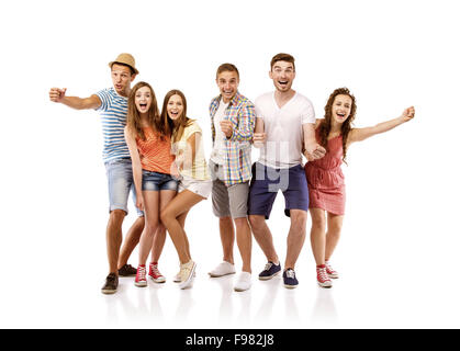 Gruppo di felice adolescente gli studenti in piedi, isolati su sfondo bianco. Migliori amici Foto Stock