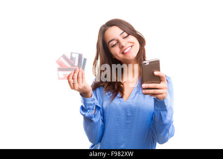 L'E-commerce concetto - donna felice tenendo le carte di credito Foto Stock