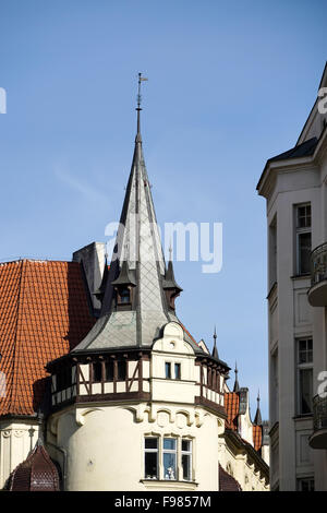 Insolito stile gotico blocco di appartamenti a Praga Foto Stock