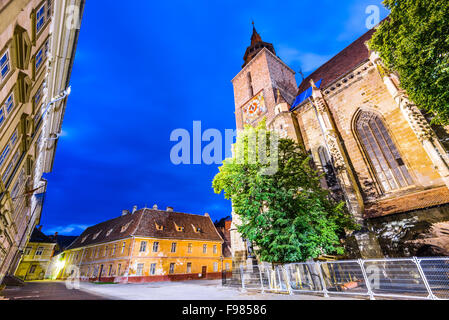 Brasov, Romania. Notte immagine di nero chiesa edificata in epoca medievale in Consiglio Square nel centro cittadino di Brasov, in Transilvania. Foto Stock