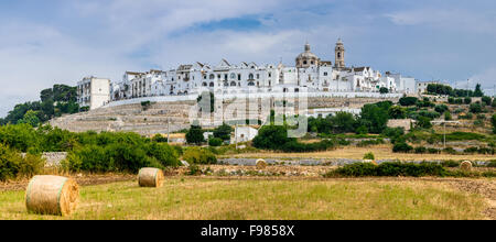 Vista panoramica di Locorotondo. La puglia, Italia. Cittadina nota vini e per la sua struttura circolare che è ora un centro storico. Foto Stock